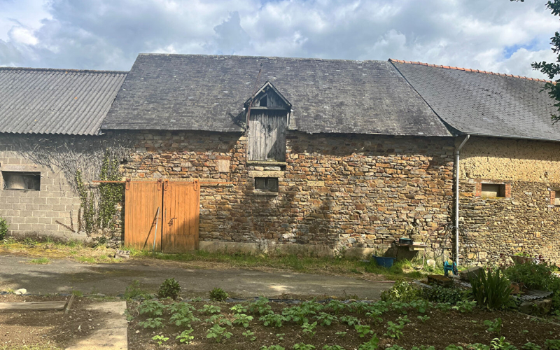 
Acigné, à moins de 2 km du bourg, Corps de ferme a rénover et bâtiments
 - Photo 8